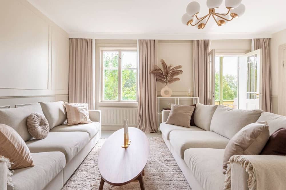 Huvudsta Apartment | Historisk lägenhet nära stan vid vattnet