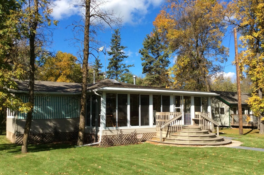Gimli Cottage | Gimli ,Loni Beach main cottage plus guest house