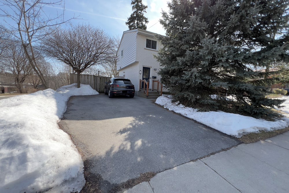 Hespeler House | Cozy Fully furnished, Specious 2 story home!. Parking on premises, pet friendly!