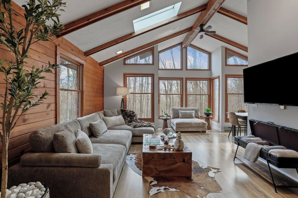 Berkeley Springs Cabin | Bruno's Retreat~ Sauna~Hot Tub~Gameroom~Firepit