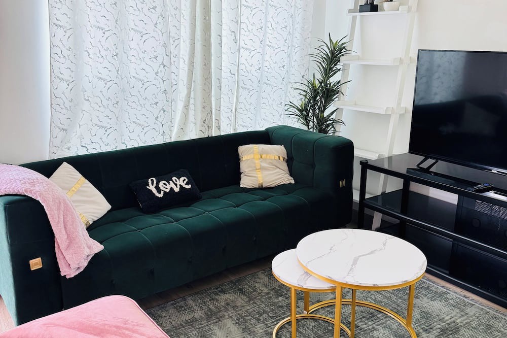 Manteca House | Charming 2-bedroom house with WiFi, AC in Manteca
