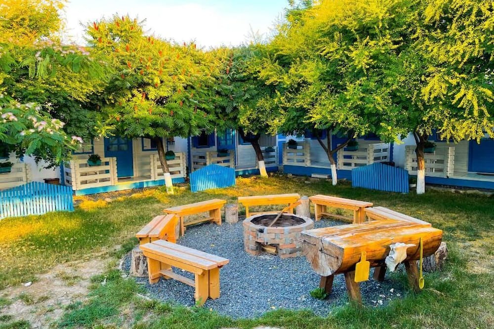 Plopul Bed & Breakfast | Relaxing bed & breakfast retreat in Murighiol with modern amenities