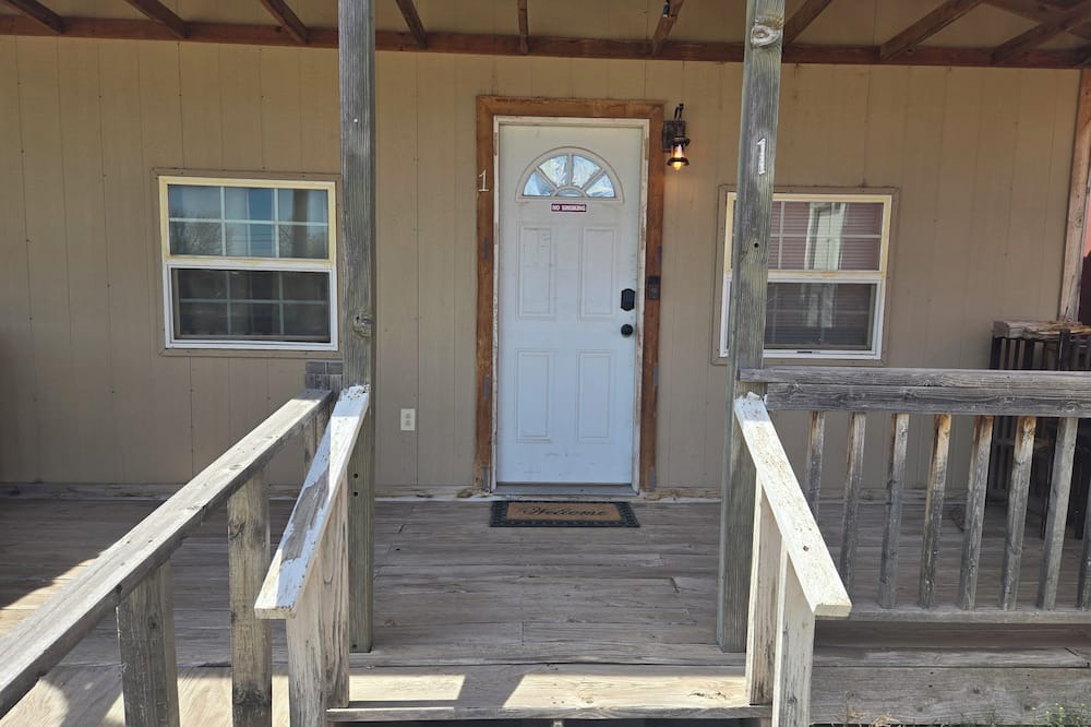 Stinnett Cabin | Cozy cabin with WiFi and AC in small town Stinnett