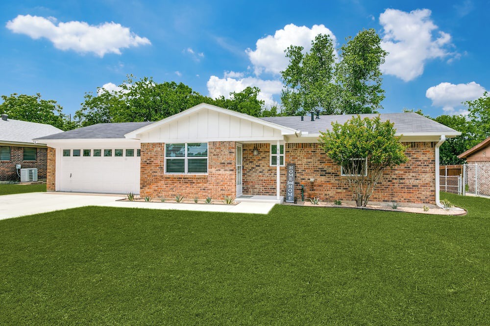 Keller House | Charming 2-bedroom house in lovely Keller with WiFi, AC