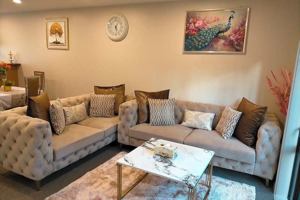 Parnell House | Parnell! Elegant & Modern 3Bedrooms Townhouse with Patio+ Garage-Auckland CBD