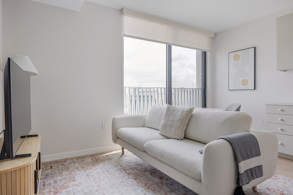 Chinatown Apartment | Blueground | Downtown, elevator, nr parks