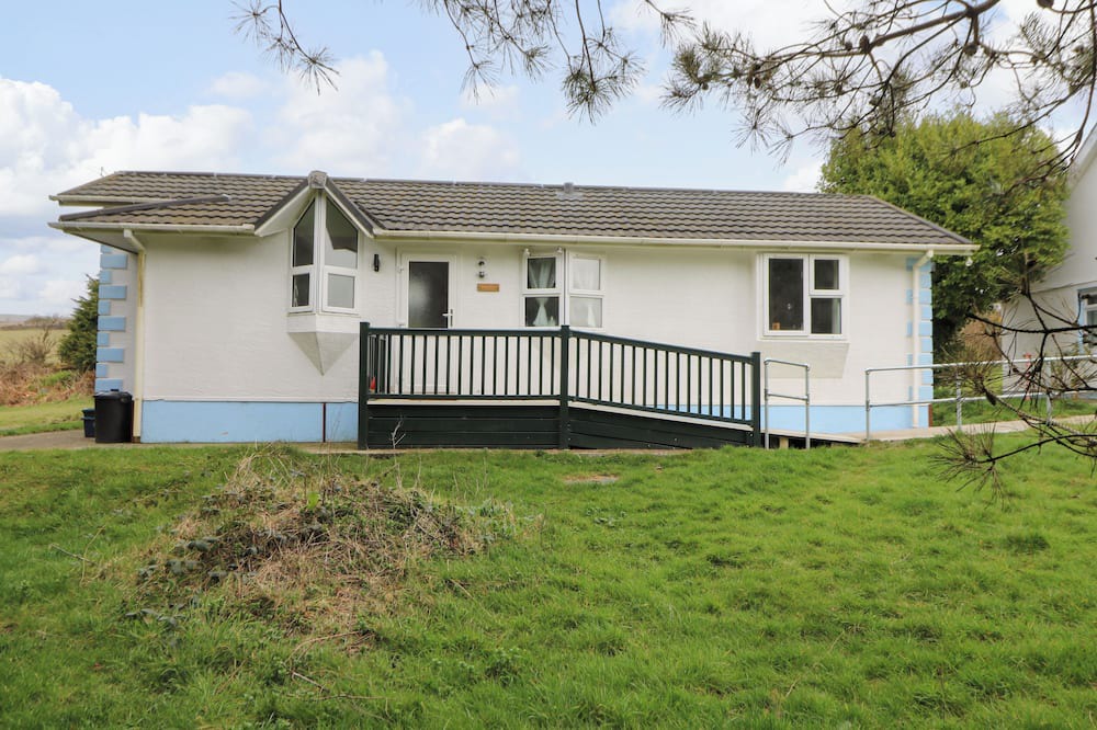Llanfyrnach Cottage | NANNY JILL'S CABIN, pet friendly, with a garden in Crymych