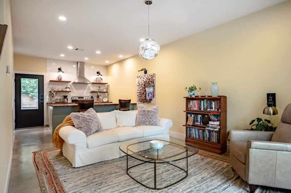 Downtown House | Sunshine Townhome 1BR/1.5BA 1 Block Downtown Bryan