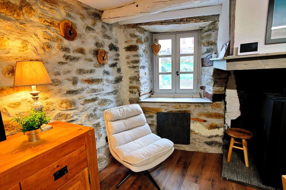 Labassere House | Quiet village house in the mountains.