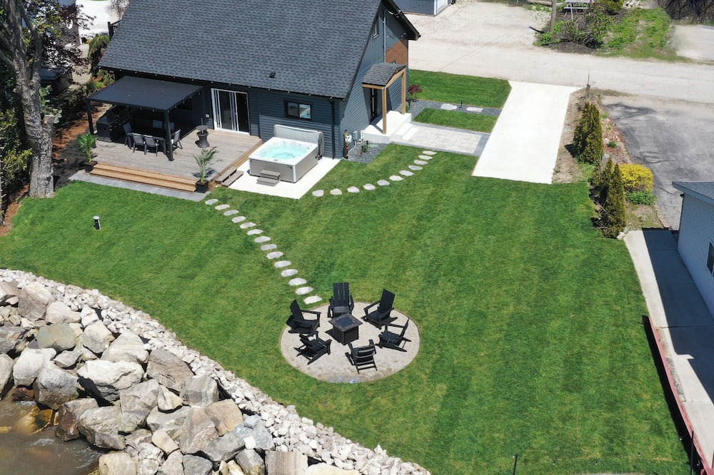 Amherstburg Cottage | Shore To Please-Tranquil Getaway