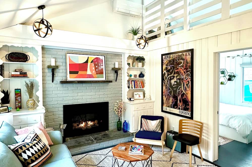 Phoenicia House | Cozy Retreat in The Catskills – Hot Tub, Fireplace, Hiking, Swimming