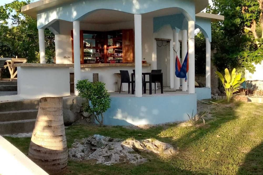 Little Bay Cottage | Fruit Tree Beach Cottage, Bar and Grill with private beach and beautiful sunsets