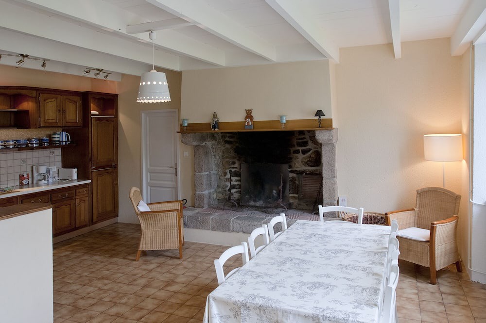 Brehal House | Detached country house, with enclosed garden, tennis court, sea 5kms away