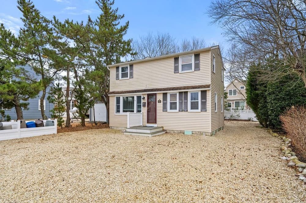 North Beach Haven House | Spacious 7-bedroom house in charming Spray Beach with WiFi, AC. Oceanside