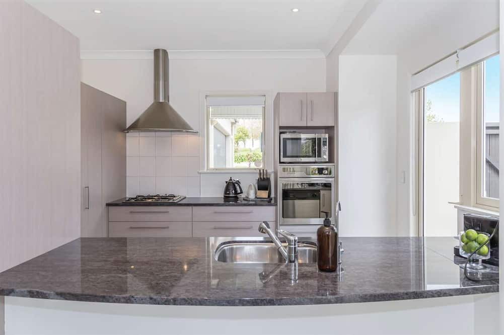 Gulf Harbour Apartment | Delightful 1 BR apartment. King Bed + Ensuite.