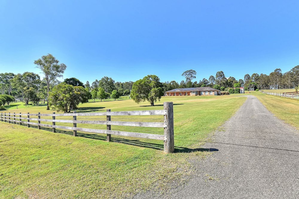 Branxton House | Hunter Valley Family Oasis - 5 bedroom House with Pool
