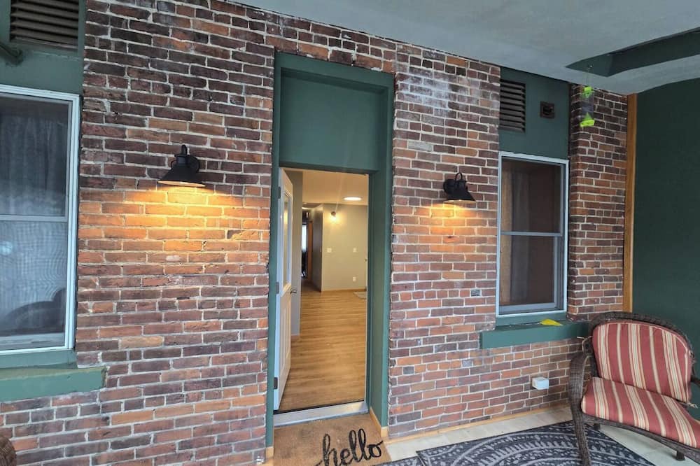 Lansing Apartment | Apartment with WiFi above laundromat in Main Street in Lansing