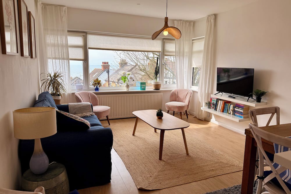 Isle of Grain Apartment | A hidden gem, just 4 minutes from the beach & lively shops & bars of Leigh Town,