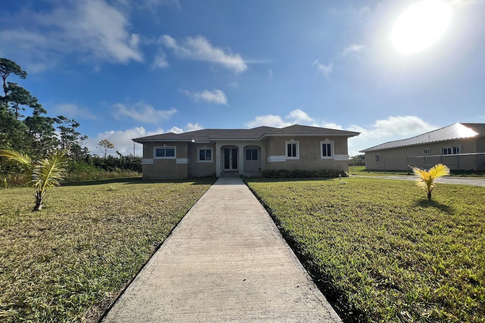 Williams Town House | Charming 3-bedroom house with AC, WiFi in lovely Freeport