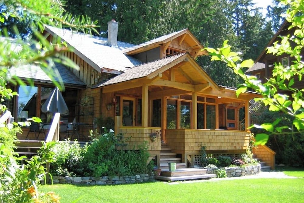 Roberts Creek House | Roberts Creek: Charming 3-bedroom/2 bath post 'n beam steps to Henderson Beach