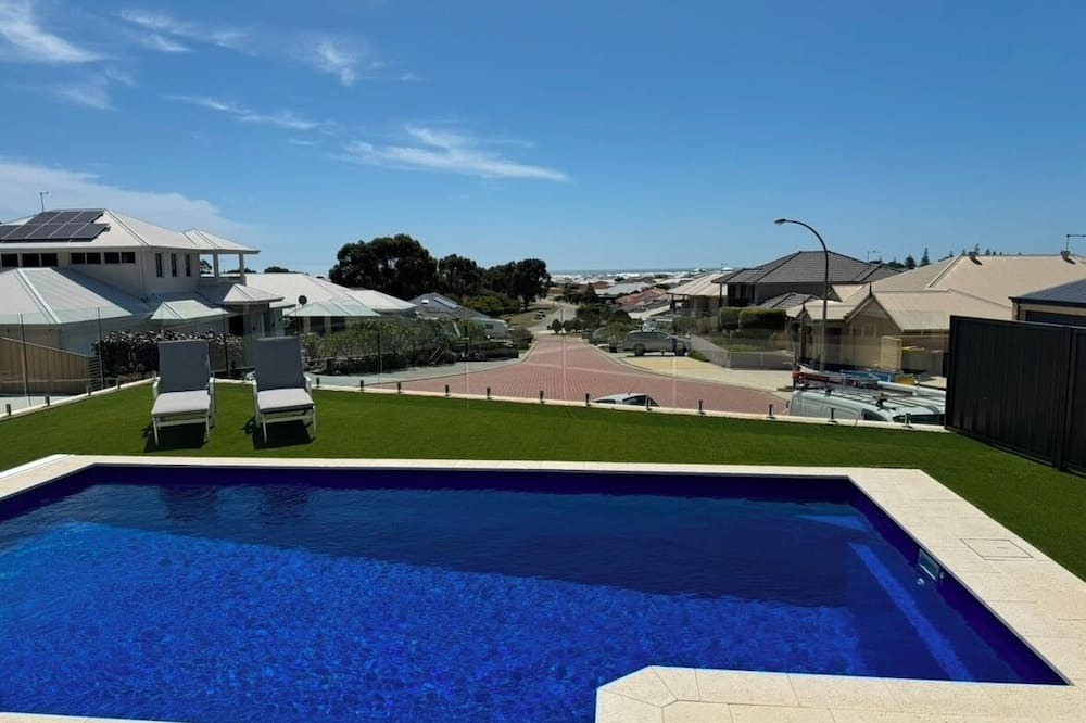 Singleton House | Beautiful Beachside HomenHave fun with whole family in this very stylish hom