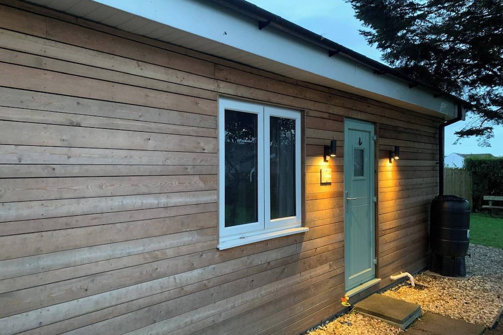 Llanelli Cabin | Y Caban-The Cabin-1 Bed-Sleeps 2-Parking-Fast Wifi