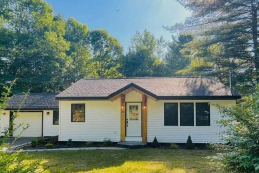Gloversville House | Adirondack Getaway-2 Bed 1BR w/bonus room-Located at the foot of the Adirondacks
