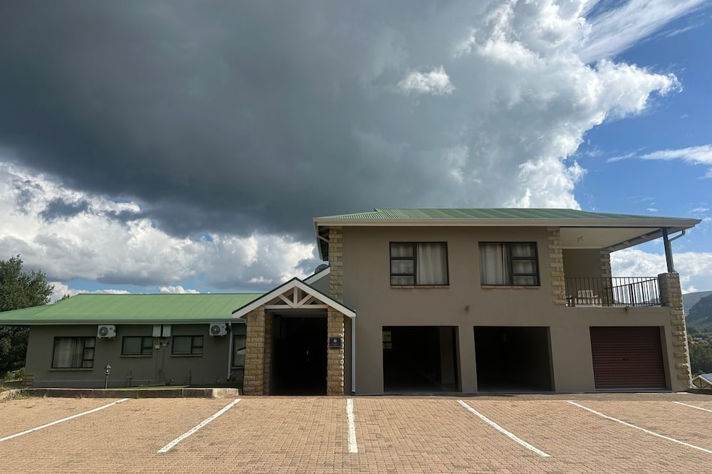 Clarens Villa | Spacious 5-bedroom villa in delightful Clarens with AC, WiFi