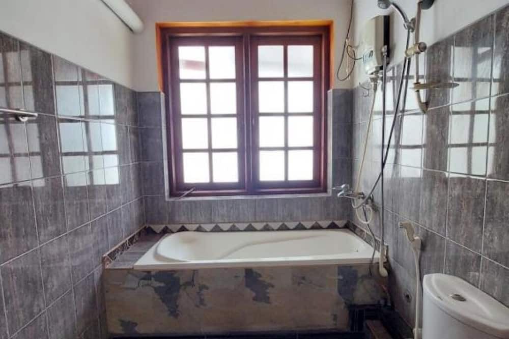 Kandy Bed & Breakfast | Mystique Hideout : King Room with Balcony