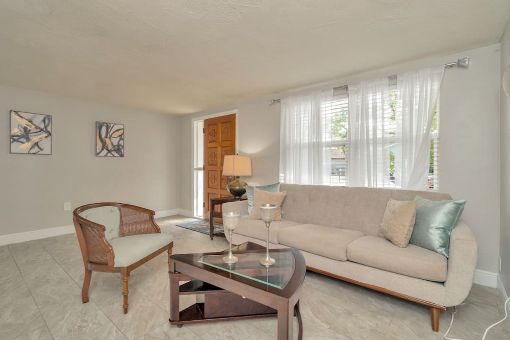 Embassy Hills House | Charming 2-bedroom house with AC, WiFi in Port Richey FL Near Weeki Wachee Park