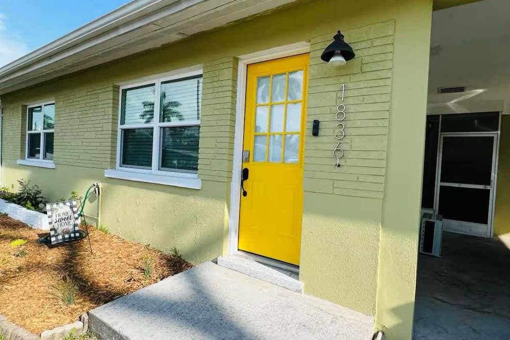Maravilla Villa | Charming lil’ 2-bedroom villa with cold AC and fast WiFi in beautiful Fort Myers