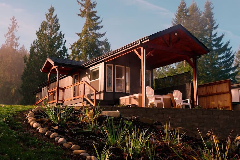 Monroe House | Skyriver Escape | Riverfront | Hot Tub | Relax!
