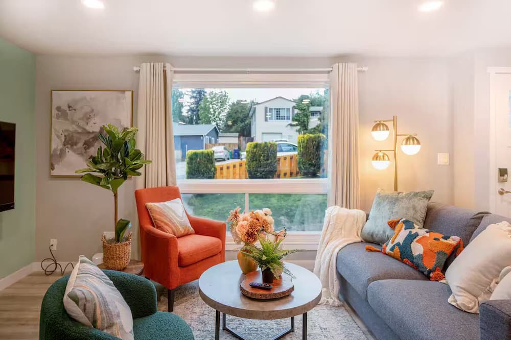 Bryn Mawr-Skyway House | Modern 5Bd+3Ba Remodeled Home with BBQ + Backyard