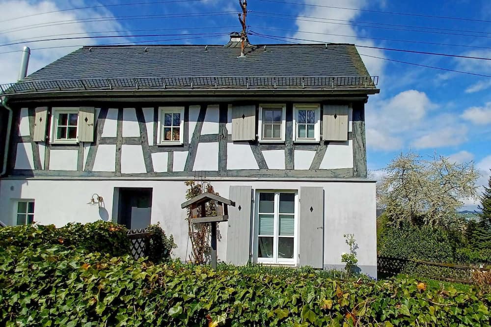Molsberg House | Historic half-timbered house on the edge of the forest with distant views. Quietly situated near Limburg.