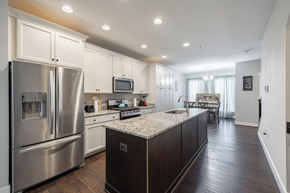 Northeast House | NICE Gorgeous Townhouse 4BR with Private Garage