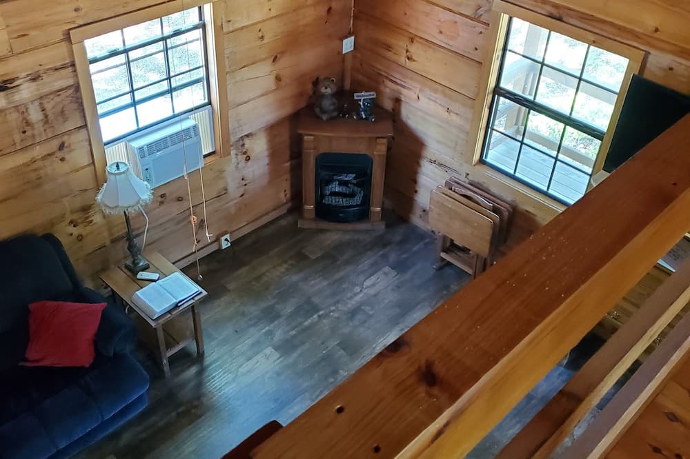 Winona Cabin | Charming 1-bedroom cabin in Winona. Close 50 minutes to Starkville for games.