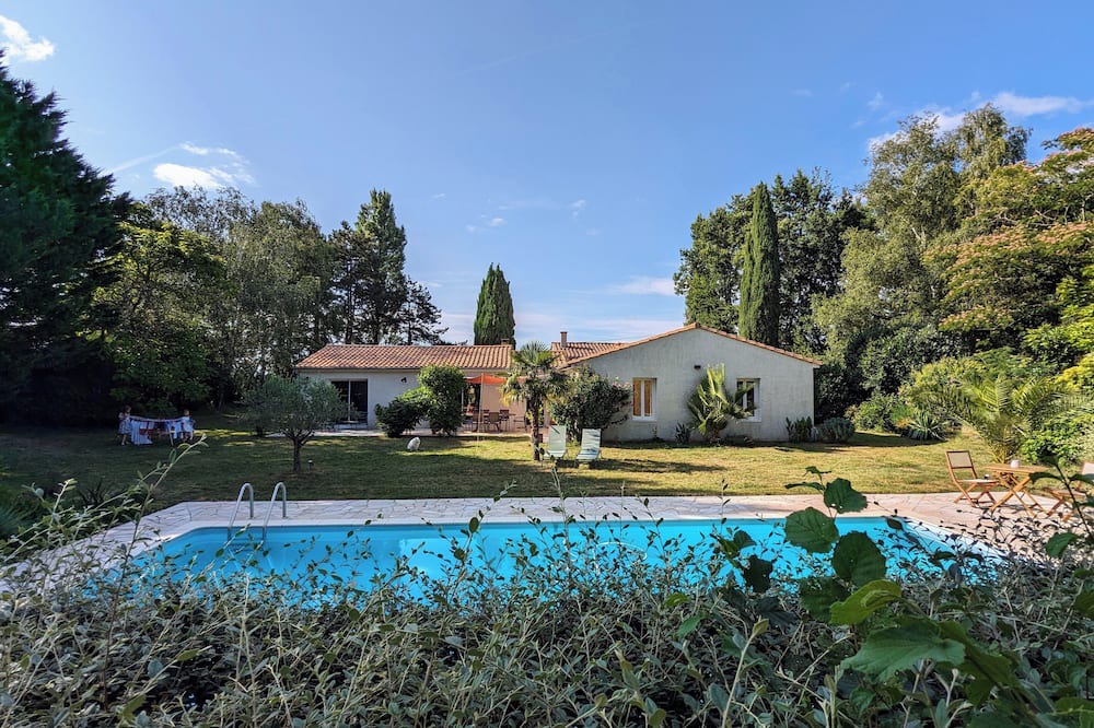 Saintes Villa | Villa with swimming pool and tennis court close to town center