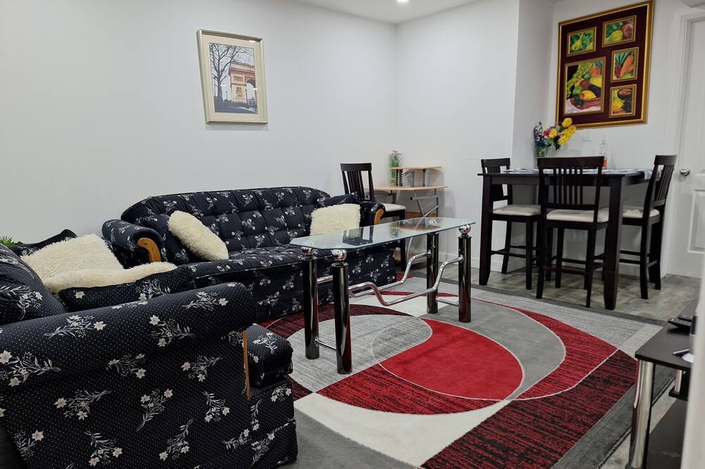Saskatoon House | The Hampton Suite (near Airport & Downtown)