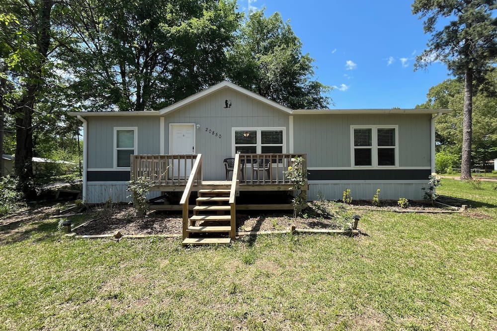 Chandler House | Water-view, 3-bedroom in Chandler with AC, WiFi