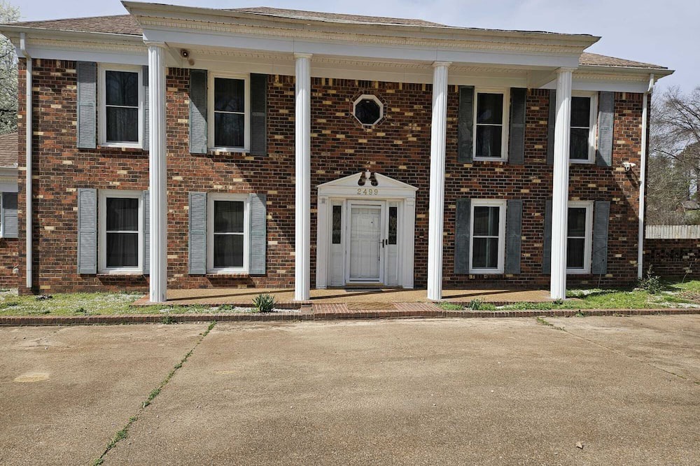 Cordova House | Elegant 7- BR Mansion with Pool - Near Gold Course & Essentials, All King Beds.