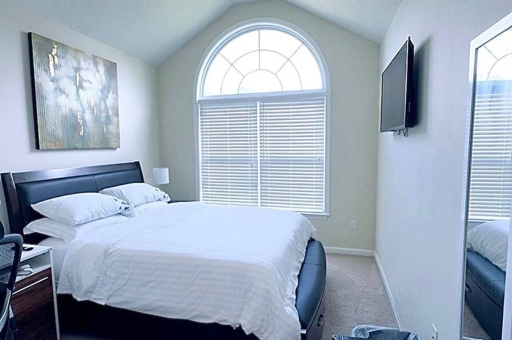 Statesboro House | Cozy bedroom with private bathroom