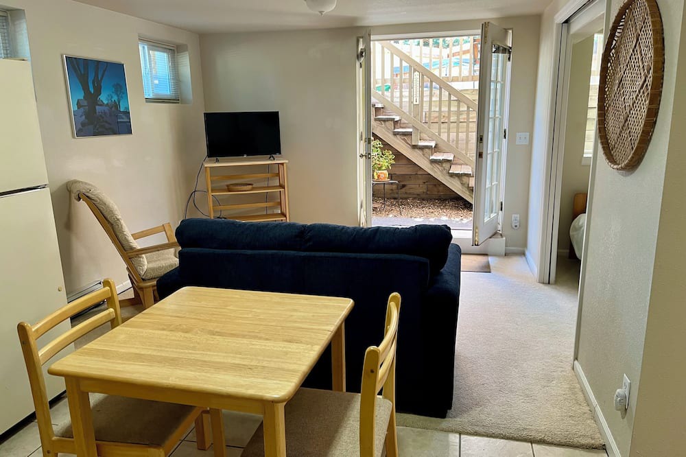 Highland Park Apartment | Fabulous locale for light-filled mountainside apartment in charming Boulder.