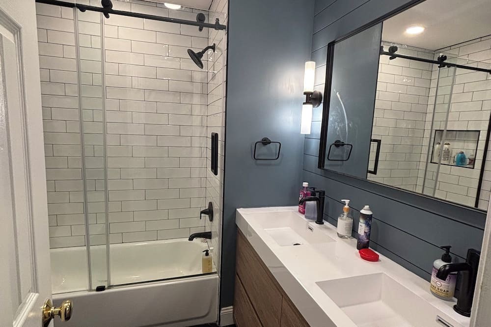 Idylwood House | Spacious and renovated 4-bedroom townhome in Tysons-Falls Church