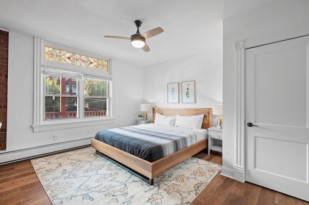 Shadyside Apartment | Shadyside/Pittsburgh, Modern & Accessible 2 Bedroom with Free Parking
