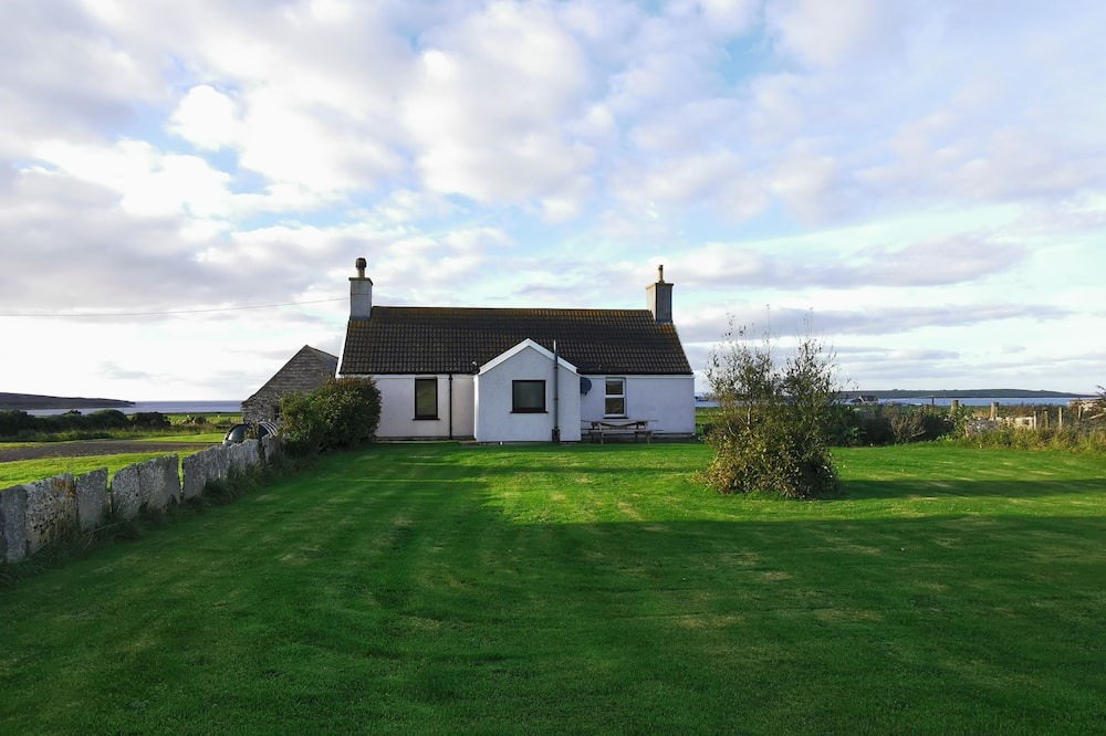 Canisbay Cottage | Cosy Highland retreat with countryside and sea views.