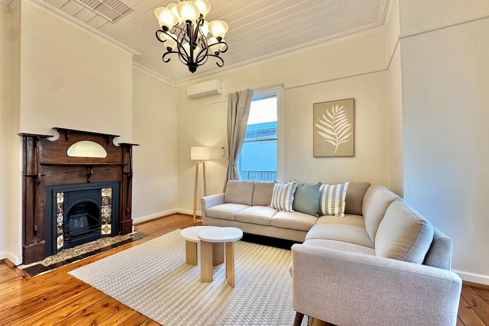 Young House | Currawong Corner Cottage