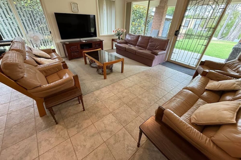 Kirwans Bridge House | Waterfront 4 Bedroom Home with Rumpus Room