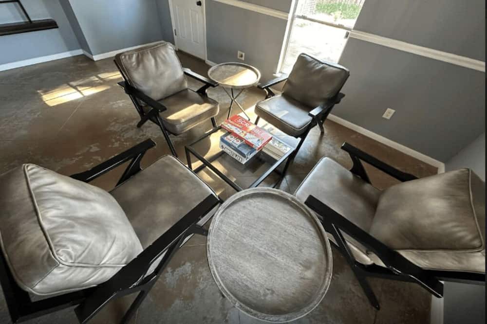 Atascocita House | Rental Home with Pool and Backyard, 8 beds, free parking