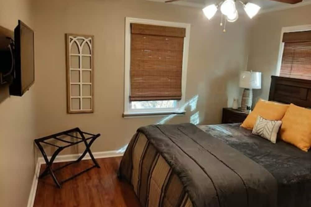 McDonough House | Cozy 2-bedroom cottage in quiet McDonough area with WiFi, AC, & country setting