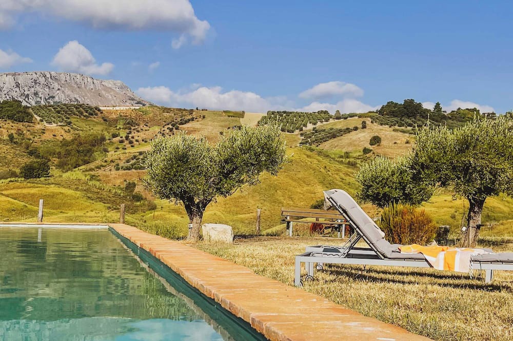 Castiglione a Casauria Apartment | Pietra Pizzuta Country House "Castello" in the heart of Abruzzo. 1 pool